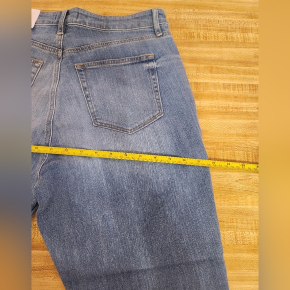 LOFT Women’s Curvy High Waist Kick Crop Jeans, Staple Mid Indigo Wash, size 29/8 - Picture 10 of 15
